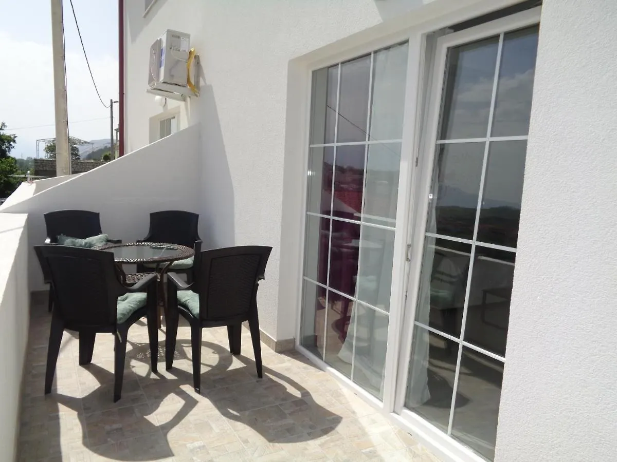 Apartments With A Parking Space Lopar, Rab - 17103